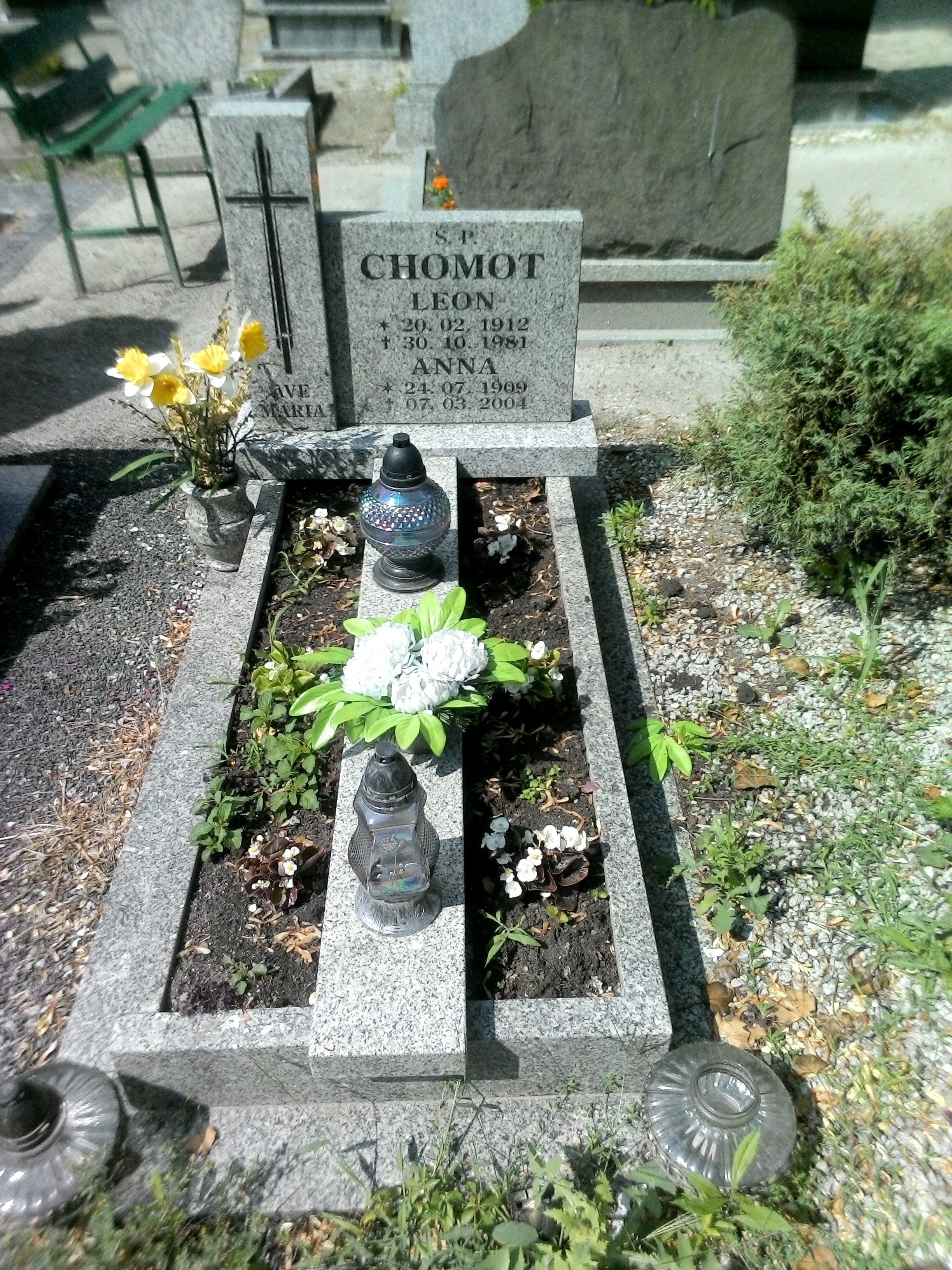 Grób Leon Chomot